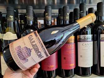 Vinul zilei: un Chardonnay din Dealu Mare, cu note de pară bergamotă, grapefruit și lime, completate de miere, vanilie și discrete tonuri de fum. Un alb amplu și bine structurat, cu aciditate vie și un final intens