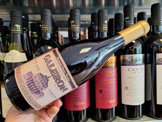 Vinul zilei: un Chardonnay din Dealu Mare, cu note de pară bergamotă, grapefruit și lime, completate de miere, vanilie și discrete tonuri de fum. Un alb amplu și bine structurat, cu aciditate vie și un final intens