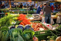 FOTO Clienții au fugit din piețe în supermarketuri. Legumicultorii rămân cu tarabele pline. „Efectiv pierdem timpul în piață."