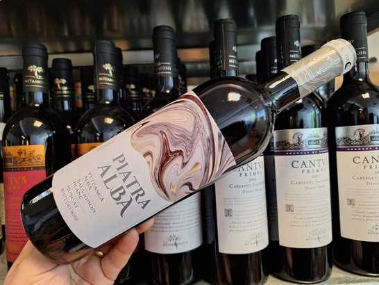 Vinul zilei: Fetească Albă, Sauvignon Blanc și Muscat se întâlnesc în acest vin alb din regiunea Codru cu note florale, citrice, caisă coaptă și fructe de livadă. Un alb vioi și echilibrat, potrivit pentru preparate ușoare