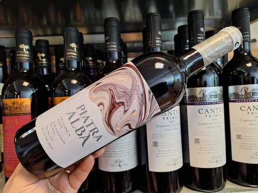 Vinul zilei: Fetească Albă, Sauvignon Blanc și Muscat se întâlnesc în acest vin alb din regiunea Codru cu note florale, citrice, caisă coaptă și fructe de livadă. Un alb vioi și echilibrat, potrivit pentru preparate ușoare