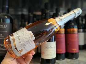 Vinul zilei: un spumant rosé românesc din Pinot Noir, cu arome de cireșe de mai, căpșuni și grapefruit roz, completate de piersică și note fine de patiserie. Un vin cu o textură cremoasă, aciditate vie și un final lung, cu citrice și brioșă