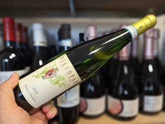 Vinul zilei: Garganega și Trebbiano di Soave într-un alb italian cu note de marțipan, flori de migdal, pere și piersici albe, completate de citrice și mineralitate. Un vin proaspăt și echilibrat, savuros alături de antreuri, fructe de mare, pește sau sala