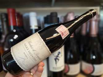 Vinul zilei: un Negroamaro din Puglia, cu fructe roșii, cireșe amare, rodie și fructe uscate, completate de accente lemnoase. Un vin roșu suplu și echilibrat, potrivit alături de carne roșie, miel sau brânzeturi maturate