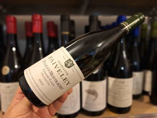 Vinul zilei: 93 de puncte Robert Parker pentru un Chardonnay Premier Cru din Puligny-Montrachet. Citricele, fructele exotice și notele fine de pâine prăjită se întâlnesc cu o textură catifelată și o pronunțată tensiune minerală