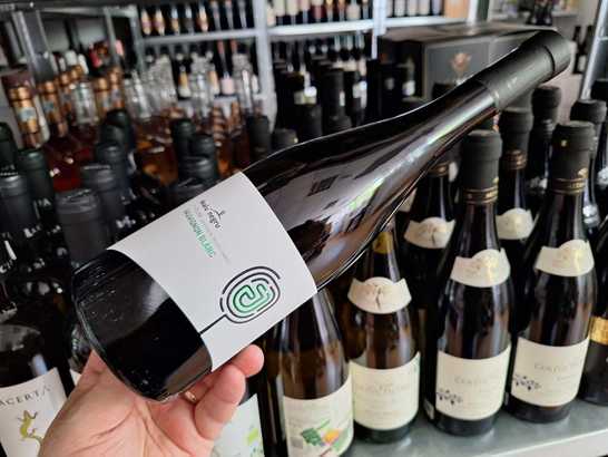 Vinul zilei: un Sauvignon Blanc din Transilvania, cu arome de pomelo, fructul pasiunii, flori de soc, agrișe, lime și mango, completate de accente vegetale și minerale. Un vin proaspăt și bine structurat, potrivit alături de pește, fructe de mare sau prep