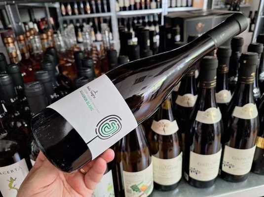 Vinul zilei: fructe exotice, note vegetale și discrete tușe minerale într-un Sauvignon Blanc proaspăt și ușor crocant, recomandat atât pentru o masă lejeră, cât și pentru un pahar băut la povești cu prietenii