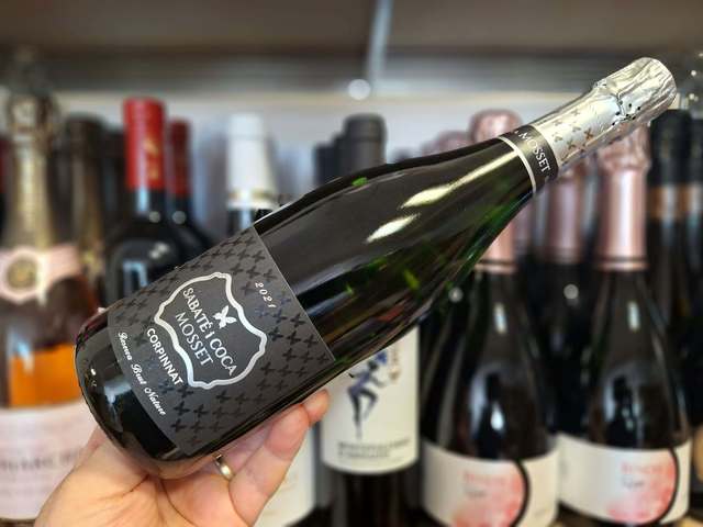 Vinul zilei: un spumant proaspăt, echilibrat, cu o textură elegantă, cotat cu 92 puncte Robert Parker, savuros alături de fructe de mare, pește, crustacee, sushi, antreuri sau preparate mediteraneene