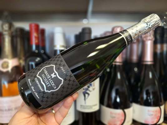 Vinul zilei: un Corpinnat din Alt Penedès, realizat din Xarel-lo, Macabeo și Parellada. Pară coaptă, pepene galben, fenicul și anason se întâlnesc cu note de brioșă și patiserie într-un spumant sec, proaspăt și mineral, cotat cu 92 puncte Robert Parker