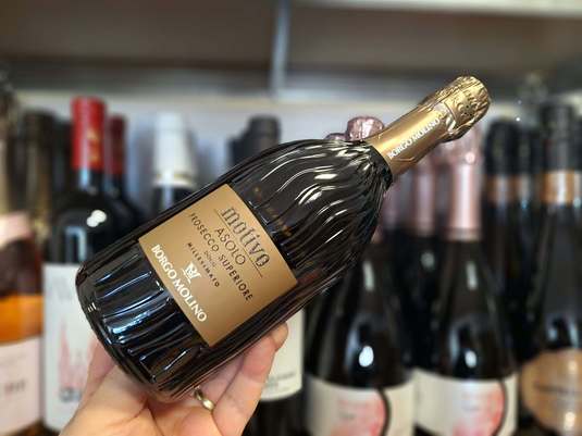 Vinul zilei: fructe de livadă, citrice și discrete tușe tropicale, completate de patiserie fină, într-un Prosecco savuros, cotat cu 95 de puncte Decanter, potrivit atât ca aperitiv, cât și alături de preparate ușoare