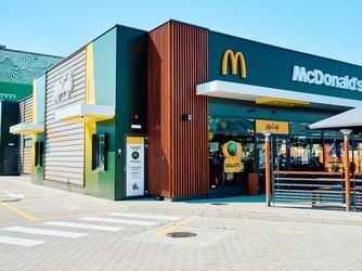 ANUNȚ McDonald’s. Schimbă restaurantele și meniul cu opțiuni mai sănătoase, inclusiv preparate din ouă. Investiții de miliarde dolari  în următorul deceniu