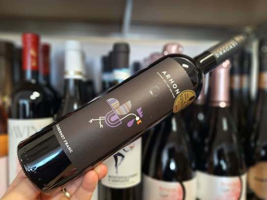 Vinul zilei: un Cabernet Franc din Drăgășani, cu arome de fructe negre, tutun, ciocolată, cedru și vanilie. Un vin roșu amplu și viguros, cu taninuri coapte și o structură potrivită pentru preparatele consistente din carne
