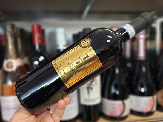 Vinul zilei: 97 de puncte Luca Maroni pentru un Primitivo di Manduria cu note de prune coapte, cireșe negre și fructe de pădure, completate de condimente și note de stejar. Un vin amplu și catifelat, potrivit alături de carne roșie, vânat și preparate con