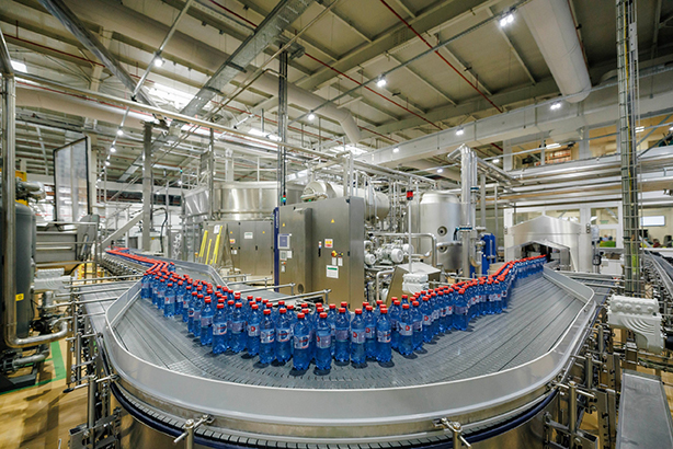 FOTO Fabrica Coca-Cola din Poiana Negrii, una dintre cele mai complexe dintre cele 16 unități de îmbuteliere ape naturale minerale și a treia ca volum îmbuteliat din grup. Recomandare pentru consumatori: La asta m-aș uita la orice apă pe care o beau