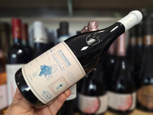Vinul zilei: arome de cireșe negre, mure, smochine, curmale și gem de prune, urmate de vișine, fructe negre confiate, ciocolată, zmeură și lemn dulce într-un cupaj de Primitivo și Nero di Troia cu structură puternică