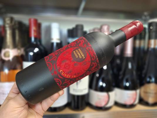 Vinul zilei: un cupaj de Primitivo și Negroamaro cu arome de ciocolată și vișine din vișinată. Un roșu cu un profil generos, ideal alături de mezeluri, tapas, preparate din carne la grătar și brânzeturi maturate