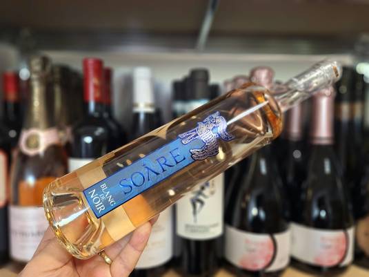 Vinul zilei: un Blanc de Noirs obținut 100% din Cabernet Sauvignon, un vin alb surprinzător și elegant, cu note de mere verzi, caise, piersică albă și lime, completate de accente minerale și o aciditate vioaie