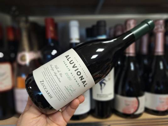 Vinul zilei: un Malbec de altitudine din Valle de Uco, cotat cu 96 de puncte Robert Parker și 96 de puncte James Suckling. Arome de căpșune, cireșe și prune coapte, susținute de mineralitate elegantă, taninuri fine și un final lung, profund și rafinat