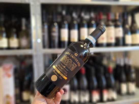 Vinul zilei: un Primitivo di Manduria cu arome de fructe coapte, prune și stafide, completate de ciocolată și condimente. Un roșu amplu și catifelat, potrivit alături de carne roșie, vânat sau brânzeturi maturate