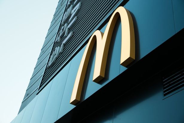 McDonald’s, chemat la tribunal din cauza prețurilor. Compania este acuzată că a folosit ilegal inteligența artificială pentru a stabili prețurile meniurilor în restaurantele din SUA