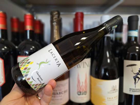 Vinul zilei: un Chardonnay din Dealu Mare, cu arome de fructe coapte și vanilie. Amplu și catifelat, este savuros alături de pește la grătar, carne albă sau paste cu sosuri cremoase