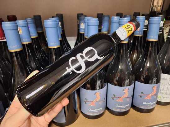 Vinul zilei: un Tempranillo din regiunea Toro, cotat cu 92 puncte Robert Parker. Dezvăluie arome de fructe negre coapte, lemn dulce, cuișoare și accente minerale. Un roșu echilibrat, potrivit alături de carne roșie sau brânzeturi maturate