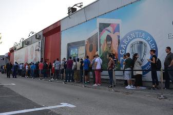 Coadă de sute de persoane la deschiderea primului Apple Shop din România