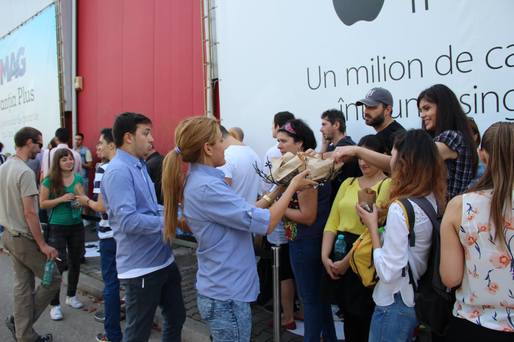 Coadă de sute de persoane la deschiderea primului Apple Shop din România