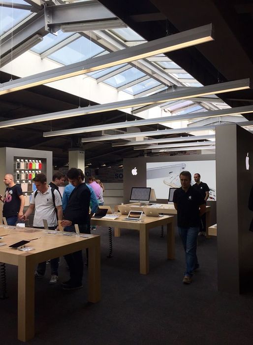 Coadă de sute de persoane la deschiderea primului Apple Shop din România