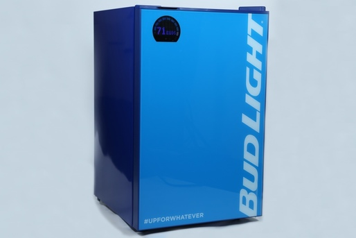 Anheuser-Busch InBev a lansat frigiderul care te anunță când rămâi fără bere
