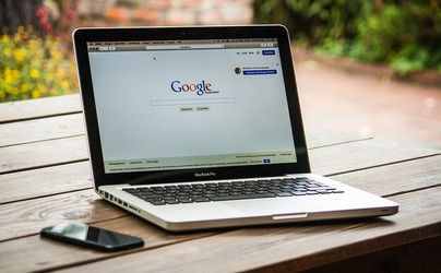 Premieră la Google: Pentru prima dată, motorul de căutare a fost accesat mai mult pe telefon decât pe computer