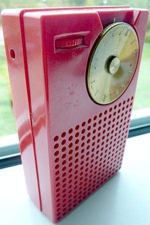 61 de ani de la lansarea radioului cu tranzistoare, care a marcat începutul erei dispozitivelor portabile