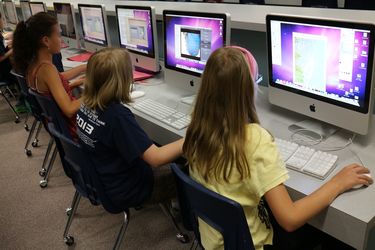 Cum pot crește performanțele și implicarea elevilor cu ajutorul tehnologiei