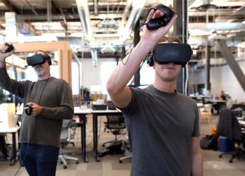 VIDEO Zuckerberg a prezentat prototipul unei căști VR wireless, mai ieftină ca Oculus Rift  