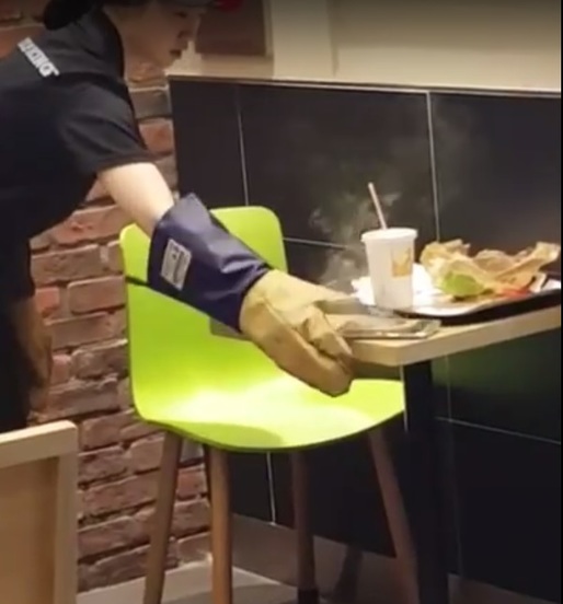 VIDEO Un angajat Burger King îndepărtează cu mănuși pentru cuptor un telefon Galaxy Note 7 fumegând. Samsung oprește definitiv producția