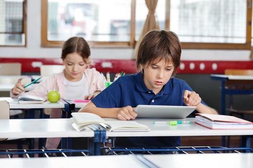 Digitalizarea învățământului, prioritate pentru directorii de școli din UE; România face pași în aceeași direcție cu o soluție educațională completă numită „Catalog Electronic”