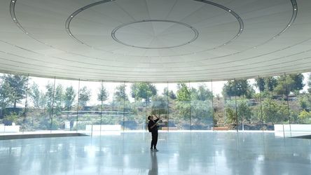 VIDEO Mai mulți angajați Apple au suferit tăieturi la nivelul capului după ce au intrat în pereții de sticlă ai noului sediu al companiei