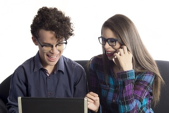 STUDIU 82% dintre cupluri împart aceleași dispozitive IT. Defectarea și infectarea accidentală cu malware, cele mai întâlnite probleme la folosirea în comun