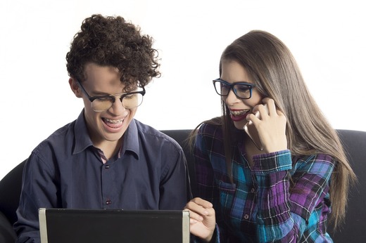 STUDIU 82% dintre cupluri împart aceleași dispozitive IT. Defectarea și infectarea accidentală cu malware, cele mai întâlnite probleme la folosirea în comun