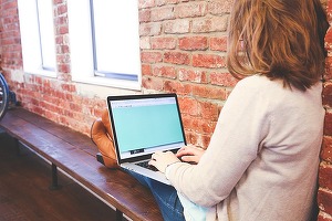 Guvernul extinde accesul la subvenția de 200 euro pentru elevii și studenții care cumpără un computer. Pragul de venit pe membru de familie, majorat la 250 de lei