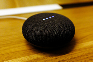 Google și Amazon au dominat piața difuzoarelor inteligente în Q2