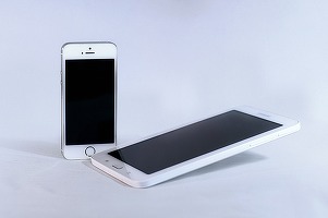 Apple și Samsung, amendate deoarece au încetinit funcționarea telefoanelor mobile 
