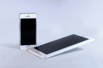 Apple și Samsung, amendate deoarece au încetinit funcționarea telefoanelor mobile 