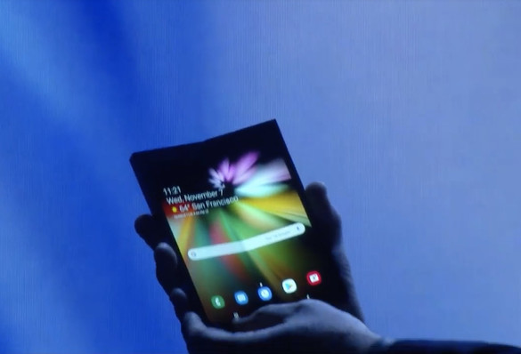 FOTO Samsung a prezentat primul său smartphone pliabil