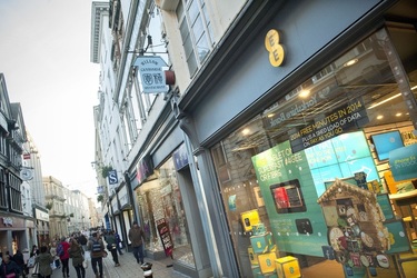 Operatorii britanici de telefonie mobilă EE și Virgin Media, amendați cu 17 milioane dolari pentru că și-au suprataxat clienții 