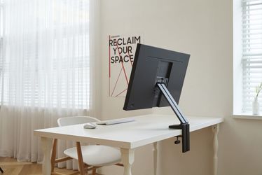 Samsung lansează un monitor de birou pentru spații înguste