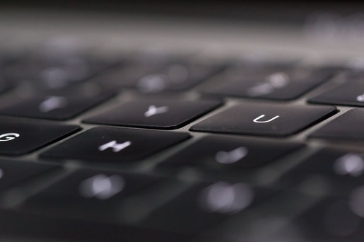 Apple își cere scuze pentru calitatea tastaturilor de MacBook