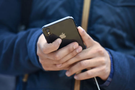 Noile iPhone-uri ar putea încărca wireless alte dispozitive