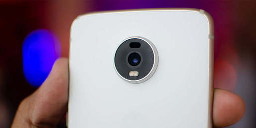FOTO Motorola lansează Moto Z4