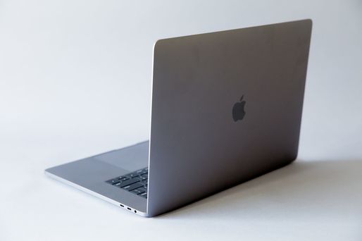 Apple recheamă în service o versiune de MacBook Pro din cauza problemelor cu bateriile